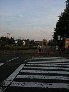 絵画館を横に走るランナー